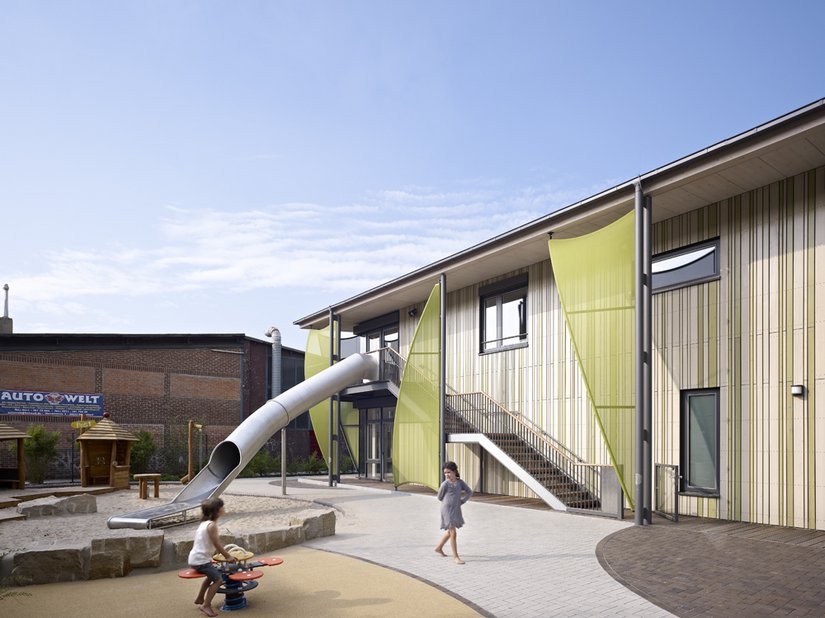 Het gebouw bestookt de toeschouwer met een heleboel speelse elementen.