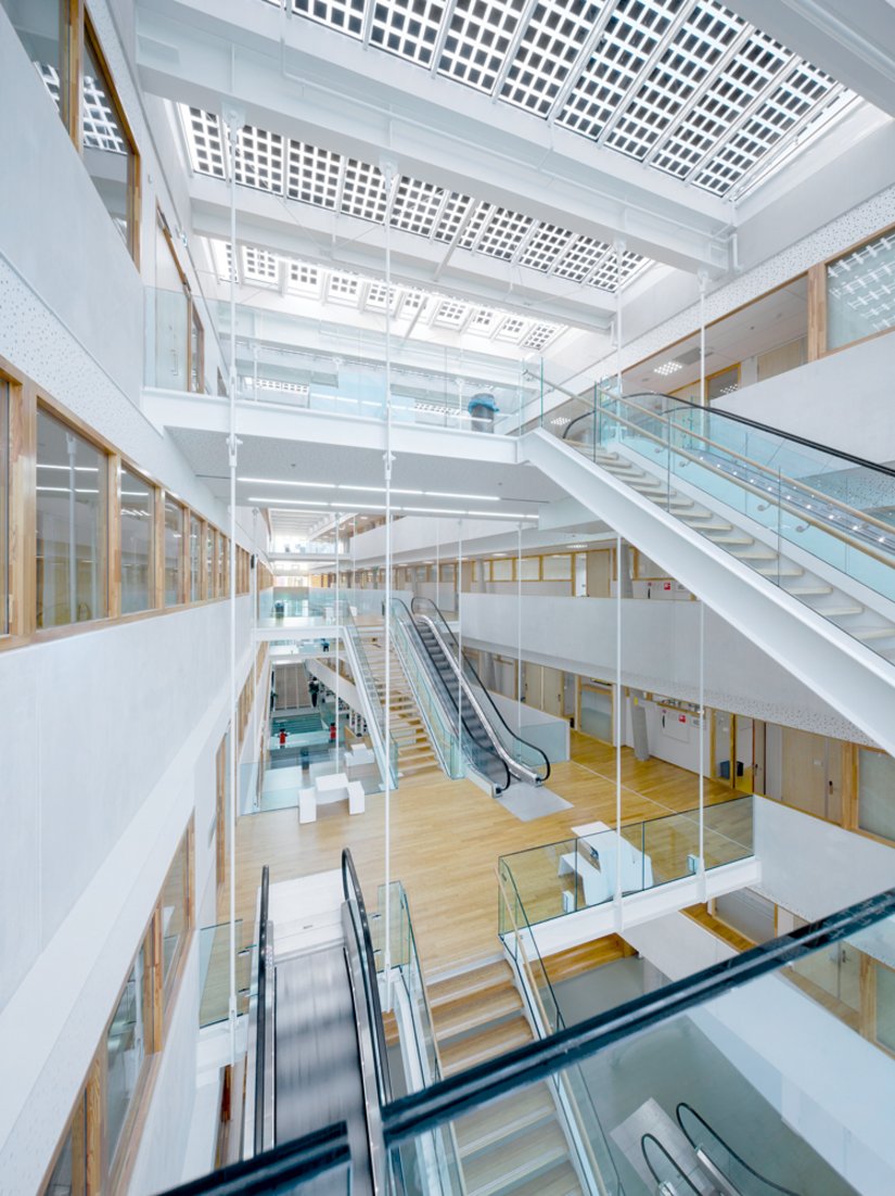 Tijdens de schilderwerken in het gebouw werden duurzame producten gebruikt. De wanden werden grotendeels behangen met Brillux CreaGlas weefsel, een wandbekleding die buitengewoon slijtvast is en bovendien geen negatieve gevolgen heeft voor de gezondheid.