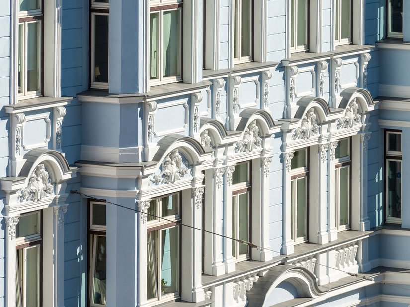 Bij de renovatie van de gevel werd veel belang gehecht aan het behoud van de aanwezige stijlelementen en aan een vakkundige bewerking met veel liefde voor detail.