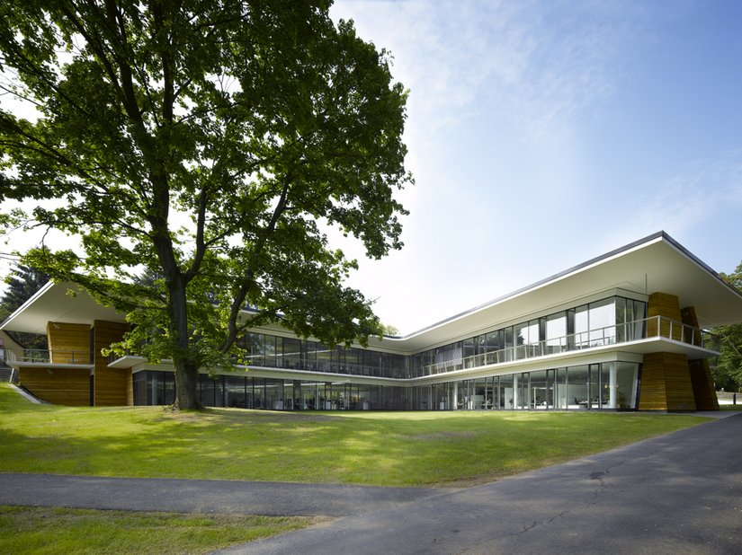 Het architectonische concept was erop gericht het gevoel te creëren dat men zich in de natuur bevindt.