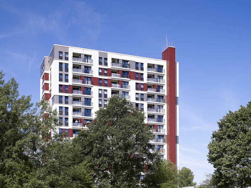 Na de renovatie kregen het flatgebouw en de bijbehorende commerciële gebouwen een heel andere uitstraling.