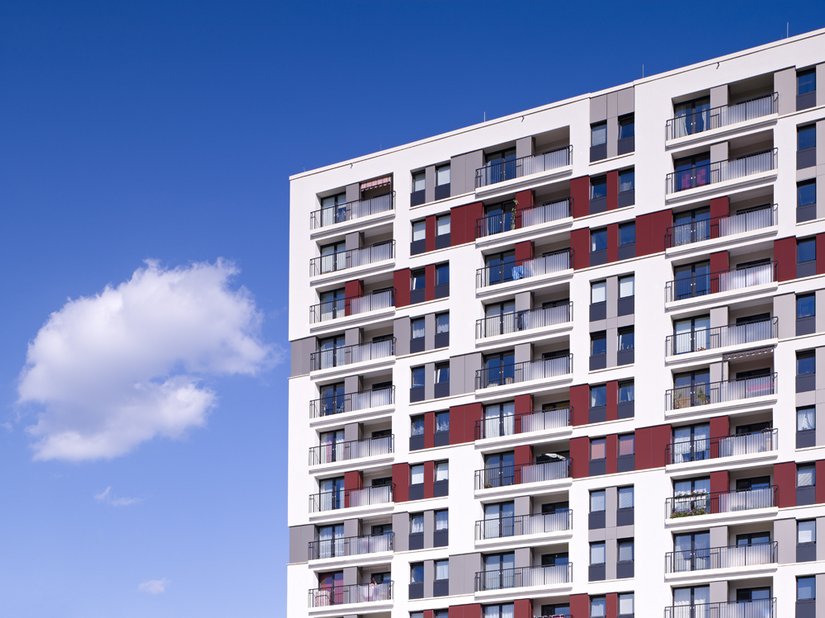 De gebouwen werden voorzien van zandkleurig gevelisolatiesysteem dat als een net over de gevel werd aangebracht.