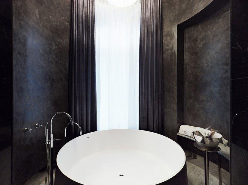 De zwarte badkamers in de master suites werden vormgegeven met de Venetiaanse plamuurtechniek Stucco.