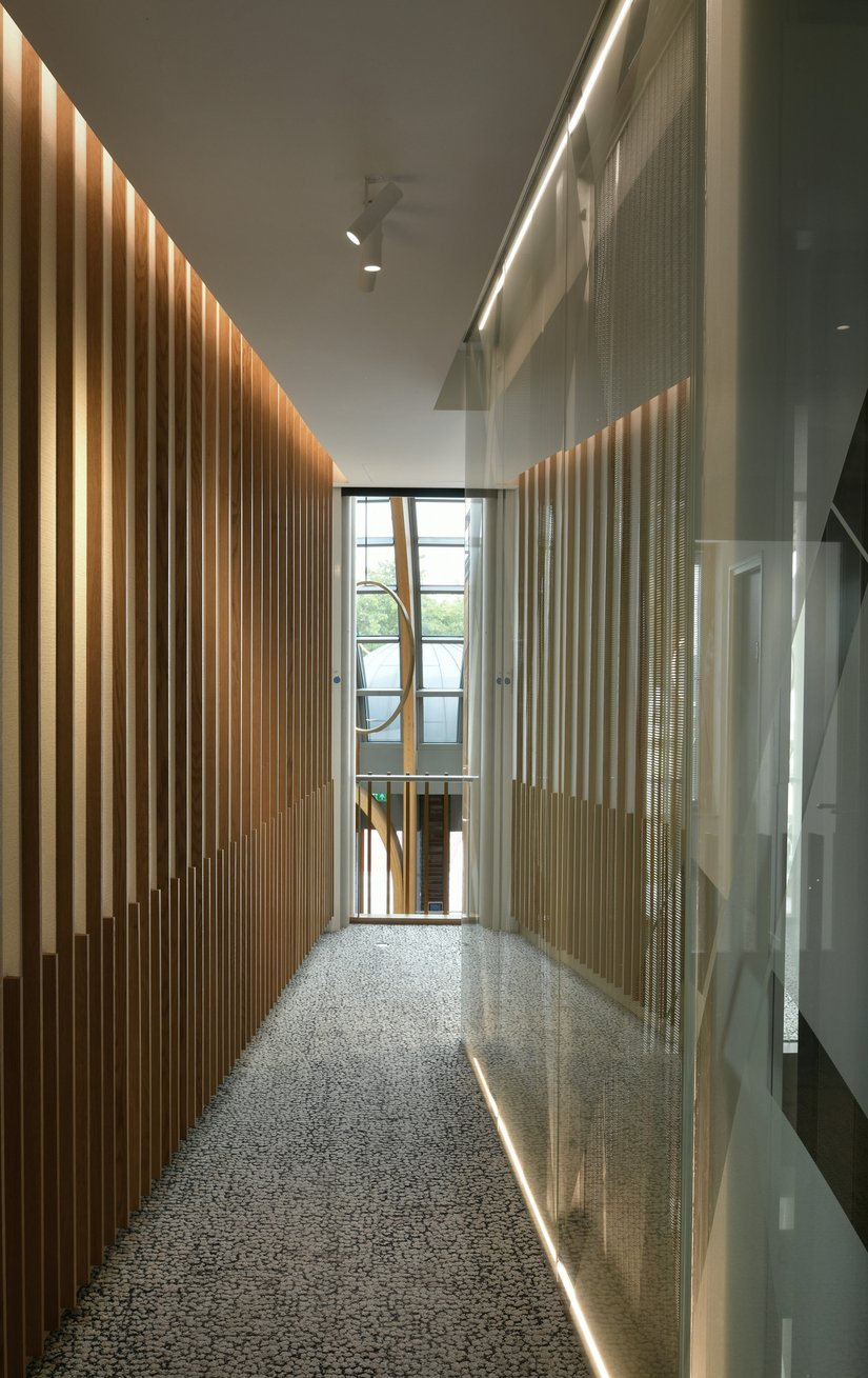 Het design- en materiaalconcept dat het atrium tot aan de ingang vorm geeft, wordt doorgetrokken naar de kantoorverdiepingen.