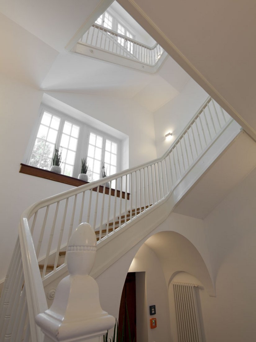 Twee in het licht badende trappenhuizen verbinden de kantoorruimtes.