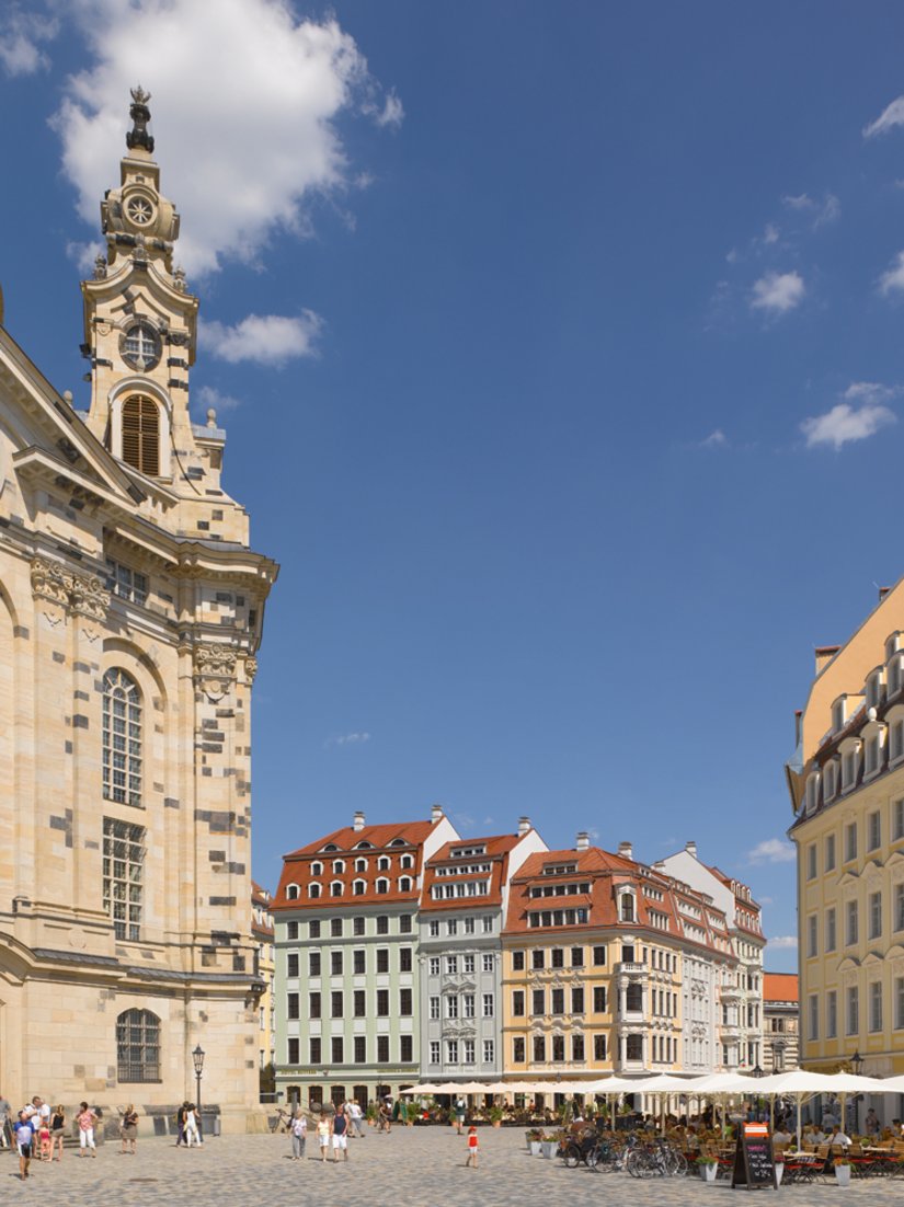 Indrukwekkende perspectieven: Quartier II sluit aan de oostkant direct aan op de Frauenkirche. Op deze foto zijn drie van de vier fronten en een deel van de Rampische Straße te zien.