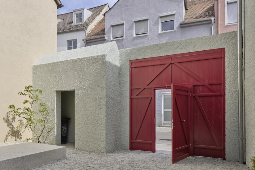 De opvallend rode binnenpoort met geïntegreerde loopdeur maakt een zelfbewust statement in de binnenplaats. Ook de afvalcontainer werd in de sfeer van het object in de gevel geïntegreerd. De pleisteroppervlakken werden gecoat met de minerale buitendispersie Ultrasil 1901. De houten bouwelementen kregen een afwerking met Lignodur Solvo Guard 885.