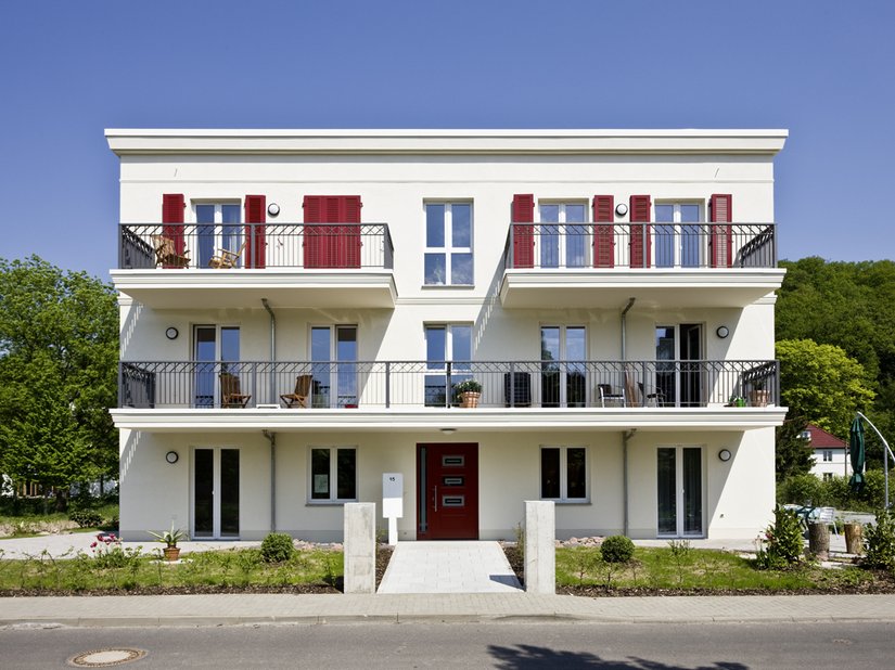 De vormtaal van de voor Eisenach typische Gründerzeitvilla’s werd meegenomen en omgezet naar een hedendaagse vormentaal en moderne architecturale opvattingen. (Kleur: gevel: 09.06.06, sokkel: 09.06.12).