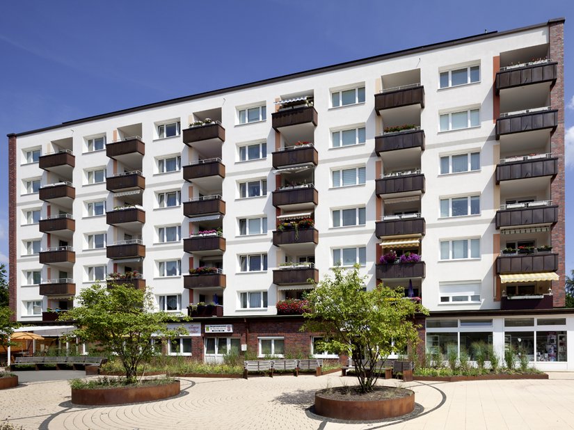 De oude winkels op de begane grond werden omgebouwd tot vier woningen die geschikt zijn voor oudere mensen.