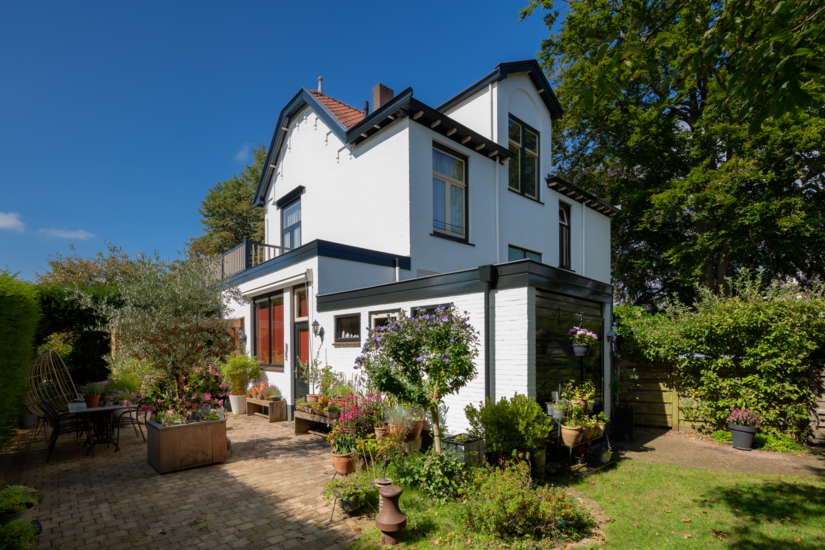 Een harmonieuze uitstraling van het gebouw met historische charme: met de gevelrenovatie bracht Gerritsen de lange geschiedenis van het gebouw uit 1906 tot leven. Henry Lamers, verkoopadviseur bij Brillux, stond voor advies aan zijn zijde.