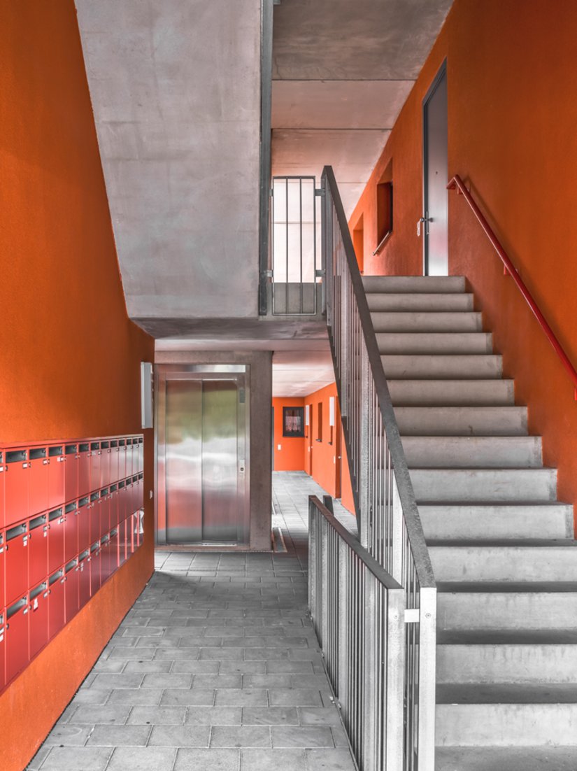 Het trappenhuis bestaat uit geprefabriceerde betonelementen.