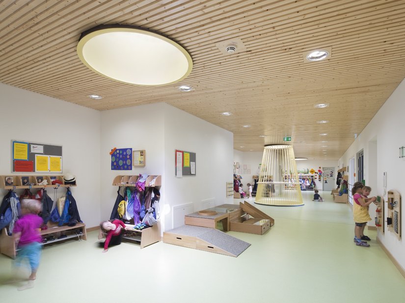 In de gangen en aan de garderobe stimuleren slim geplaatste kleuraccenten de communicatie en oriëntatie.