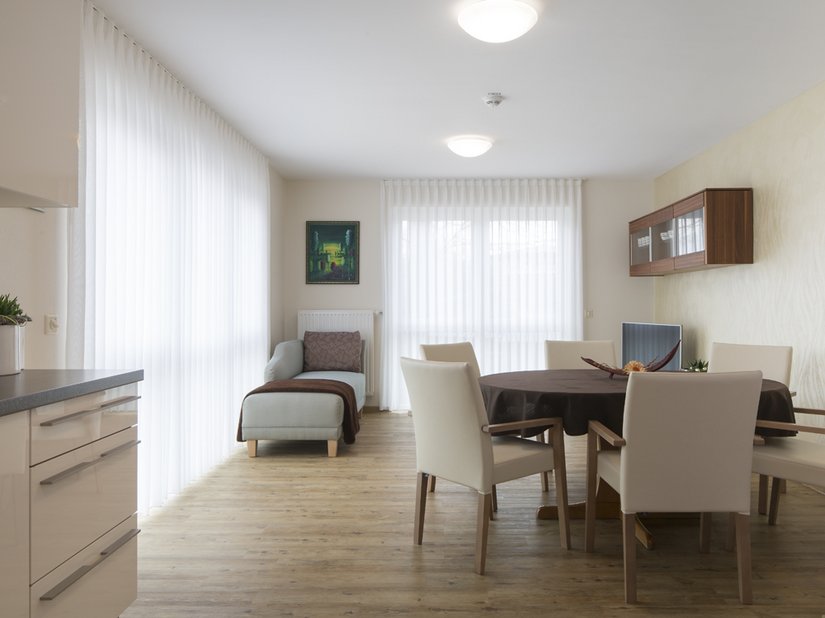 In de familiekamers stralen de zachte, zanderige tinten rust en kalmte uit.