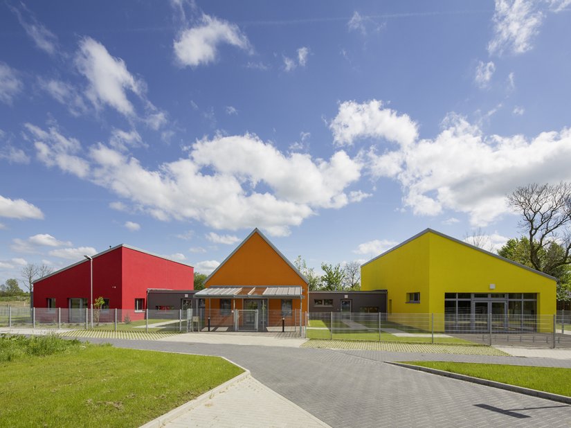 Elk van de drie gebouwen kreeg een eigen kleur en vorm. Toch vormen de drie onderdelen één harmonieus geheel.