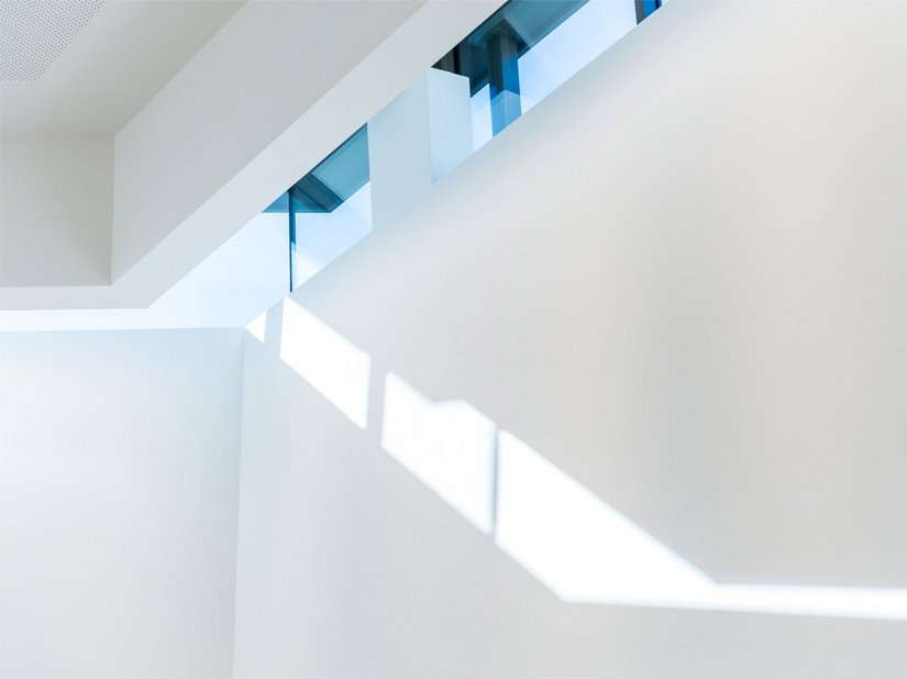 Door de lichtstraten in het plafond valt veel daglicht in de gebedsruimte.