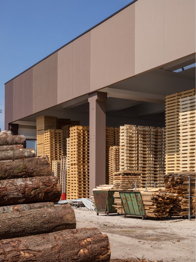 Het bedrijf Positello Imballaggi vervaardigt individuele verpakkingen van hout. Het kleurconcept van het bedrijfsgebouw werd ontwikkeld in overeenstemming met de activiteiten van het bedrijf.