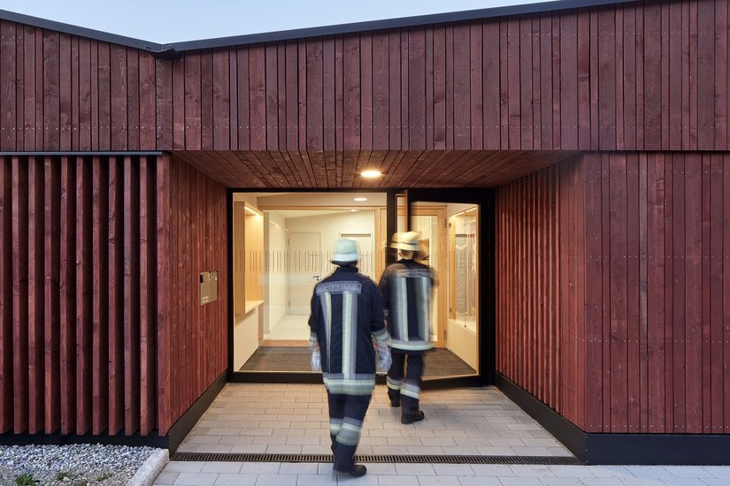 Het klimaatvriendelijke, compacte gebouw met een houten constructie is gebouwd met behulp van regionale materialen en eigen prestaties van de brandweer. Vrijwilligers namen de afwerking van de houten gevel met Lignodur Xylodol 540 op zich.
