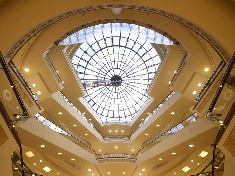 Met een diameter van 22 meter bieden de royale glaskoepels de bezoekers een spannende blik naar de hemel.