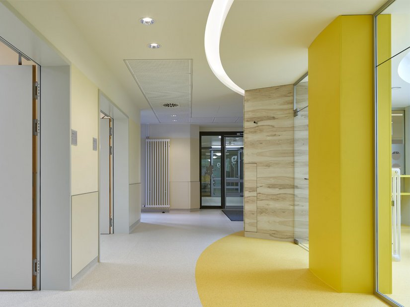 Het identiteitsbepalende en pedagogische concept omvat een innovatief kleurverlichtingssysteem met kleurrijke gangen.