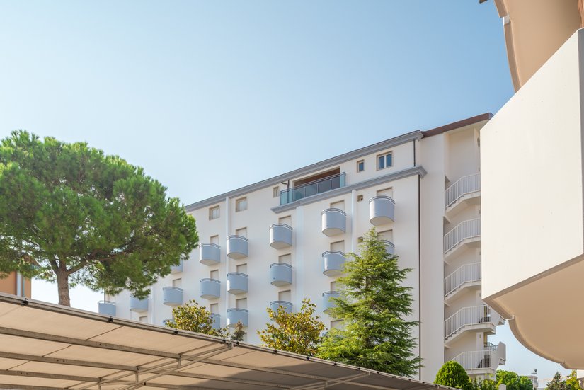 Met zicht op het meer: Hotel Coppe in de streek van Jesolo is een paradepaardje van Brillux. Hier ziet u duidelijk de kwaliteit van Brillux producten.