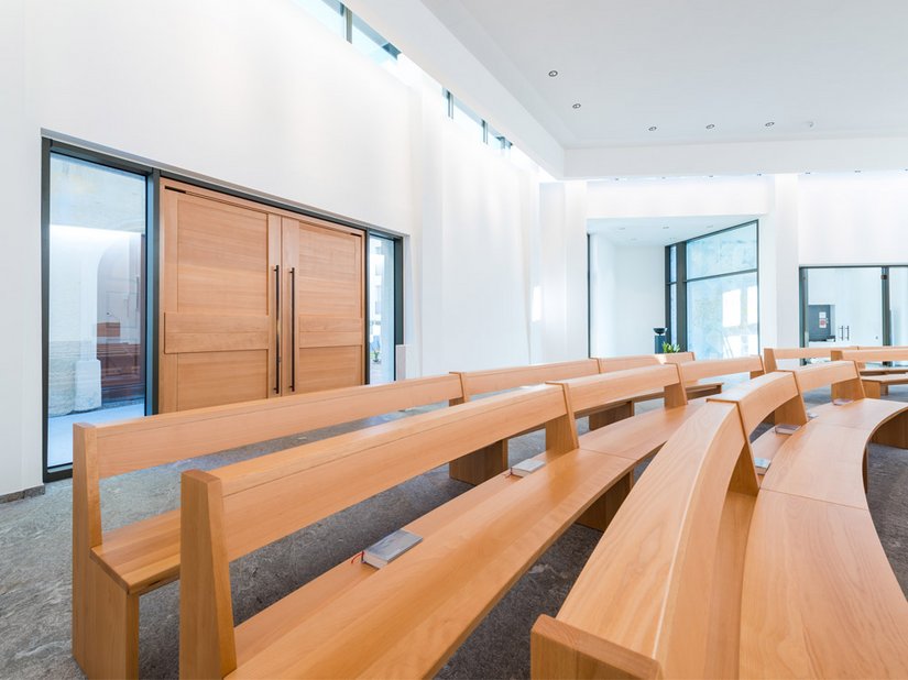 Het interieur kenmerkt zich door een minimalistische vormgeving, gedomineerd door natuurlijke materialen zoals natuursteen, marmer en hout.