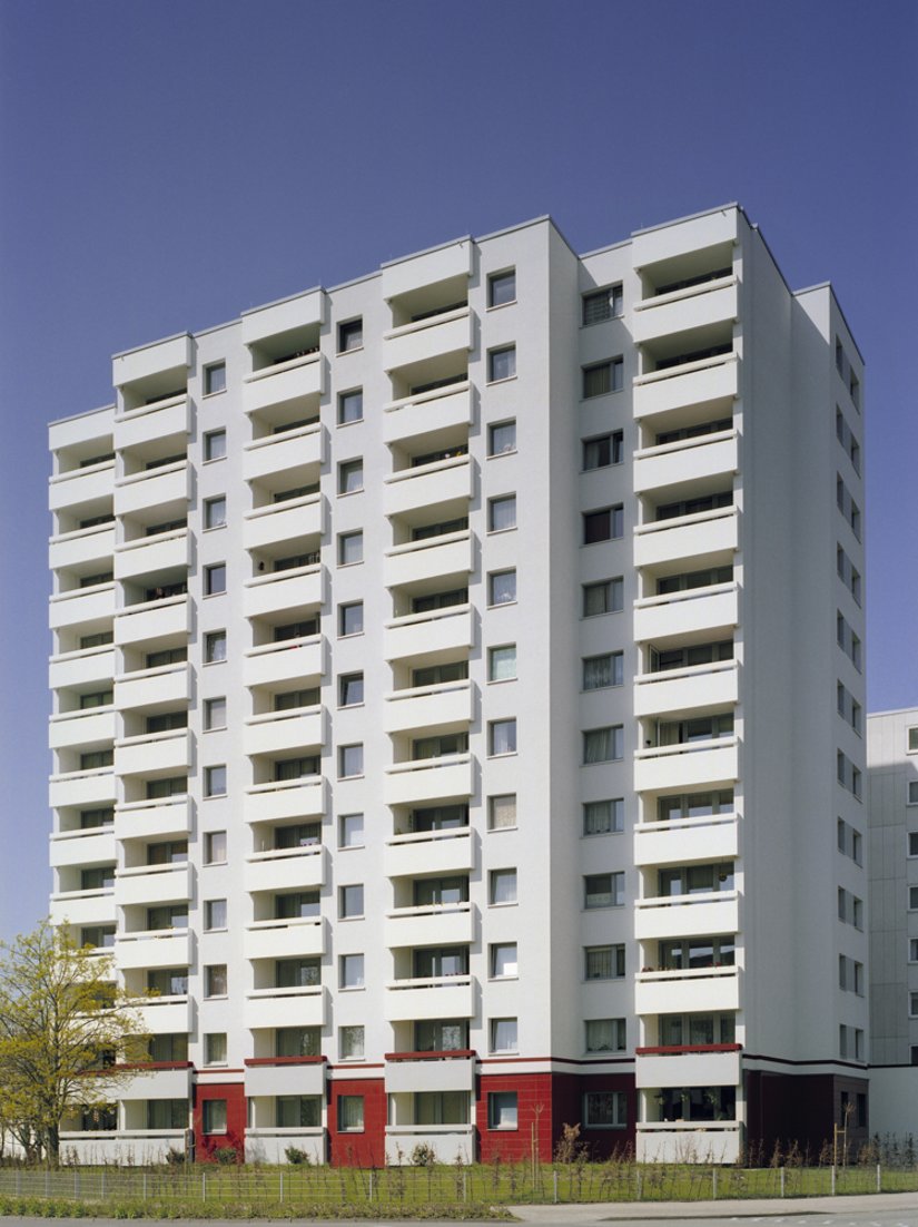 De gekleurde sokkel geeft stabiliteit en stevigheid aan het gebouw.