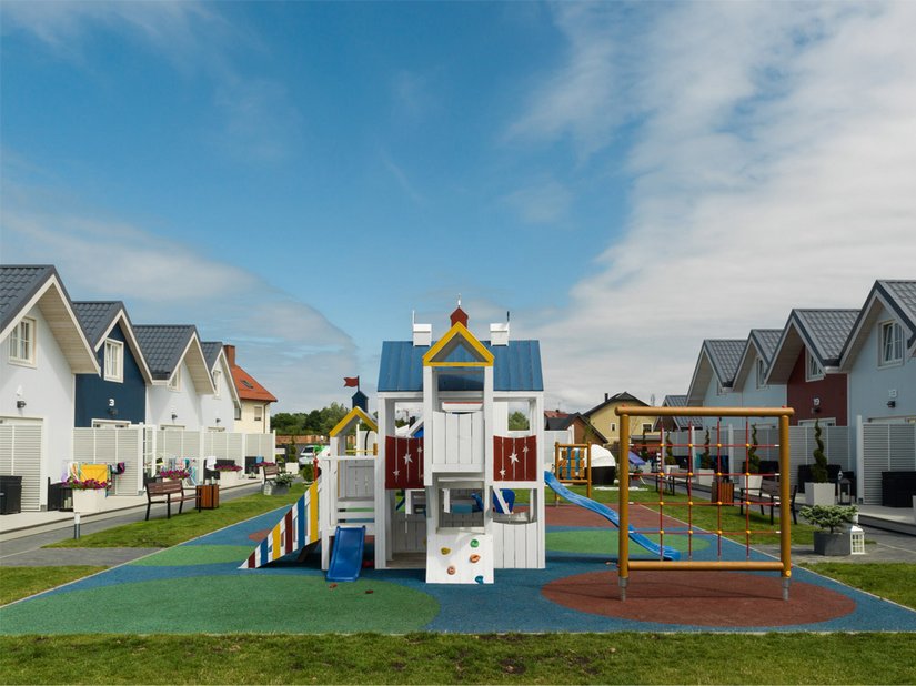 De speeltuin dient tussen de huizen als gedeelte voor recreatie.