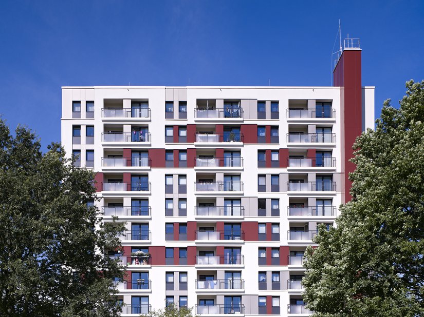 Pas wanneer men de geveltoestand voor en na de energetische renovatie bekijkt, wordt duidelijk welke enorme vormgevende voordelen deze renovatie heeft opgeleverd.