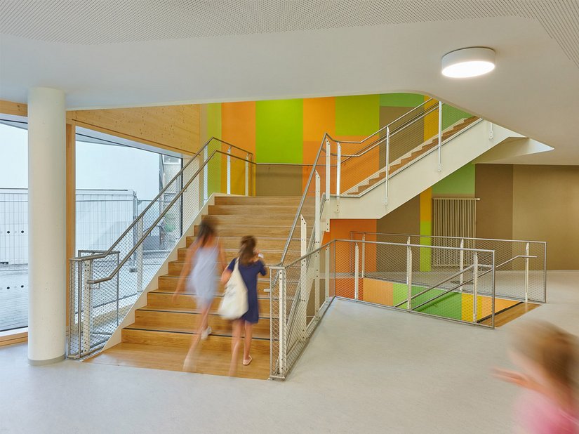 Het concept, het kleurenschema en de materialiteit van de binnenruimten weerspiegelen consequent het pedagogische concept van de school en weerkaatsen dit naar de gebruikers.
Foto © David Matthiessen Fotografie