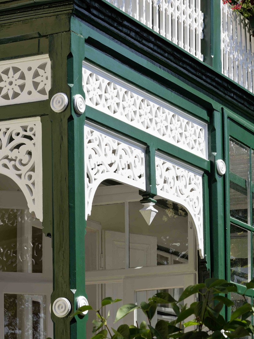Detailopname van de houten veranda.