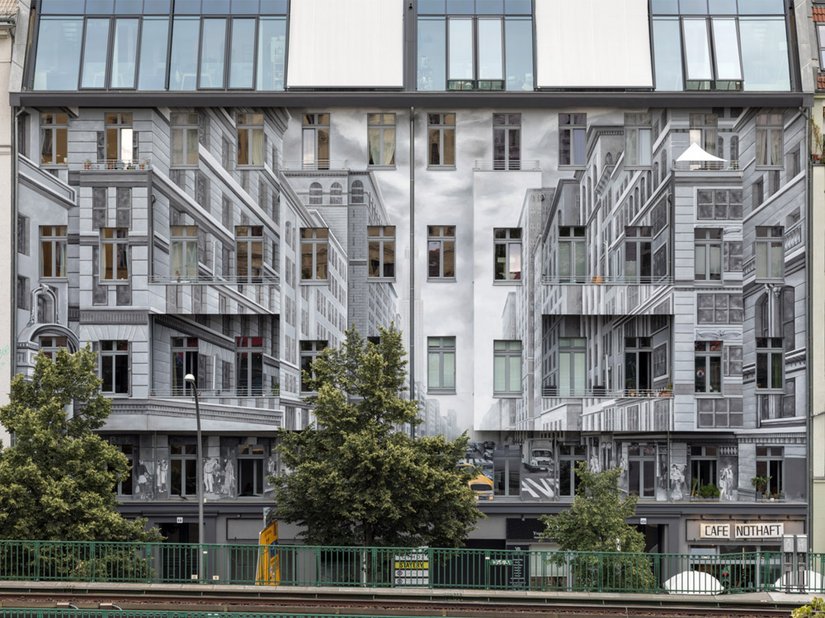 De illusieschildering op de gevel van het appartementencomplex Schönhauser Allee 43a/44 trekt alle ogen naar zich toe.