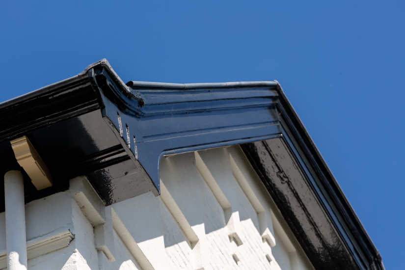 Drie werkgangen voor een robuuste afwerking van de houten bouwdelen: eerst de grondverf, dan een verflaag met Impredur Ventilak voor de verwerking van Impredur Hoogglanslak.