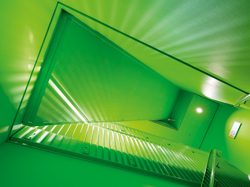 Een volledig in het groen ondergedompeld trappenhuis.