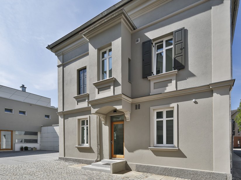 Het laat-classicistische karakter van het voorgebouw werd door details zoals pilasters, sokkels, lijsten en dakranden weer in ere hersteld.