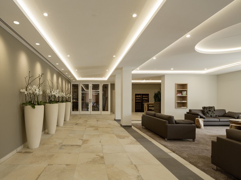 Trendy: met matte wanden in intense, aardse kleuren wordt de toon in dit nieuwe hotel al meteen aan de receptie gezet.