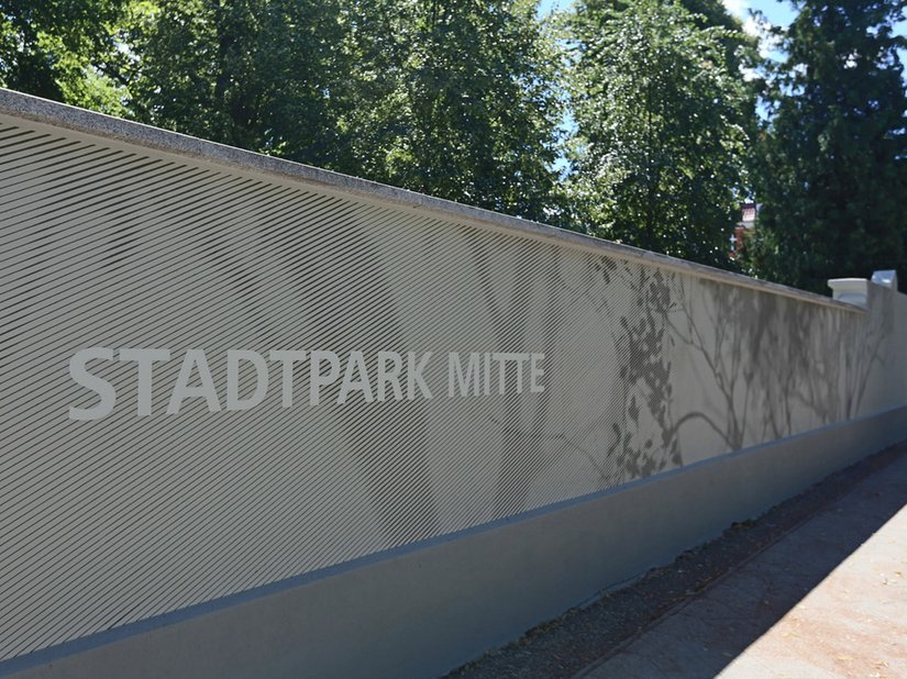 Het openbare park achter de muur wordt op de voorkant &quot;geprojecteerd&quot;.