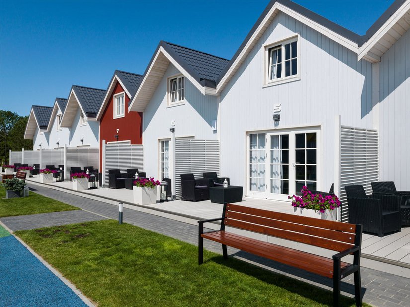 20 gezellige, compleet ingerichte houten huizen met zonneterras nodigen uit voor een vakantie in het vakantieresort Zatoka Slonca in Mielno uit.