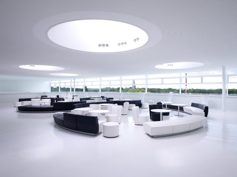 De Skylobby – zwarte leren stoelen zetten accenten in het alles overheersende wit.