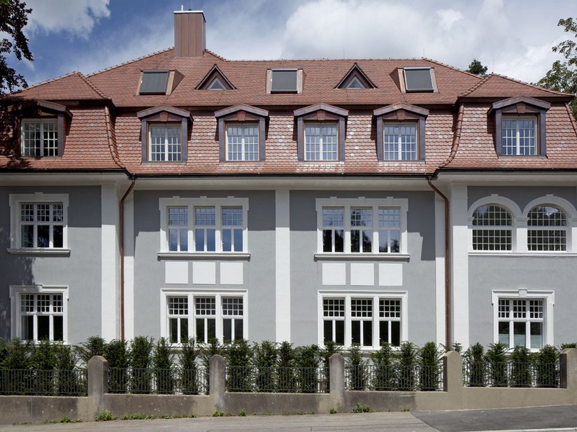 De grote samengestelde ramen werden gerenoveerd om zo het originele karakter van de villa beter te laten uitkomen.
