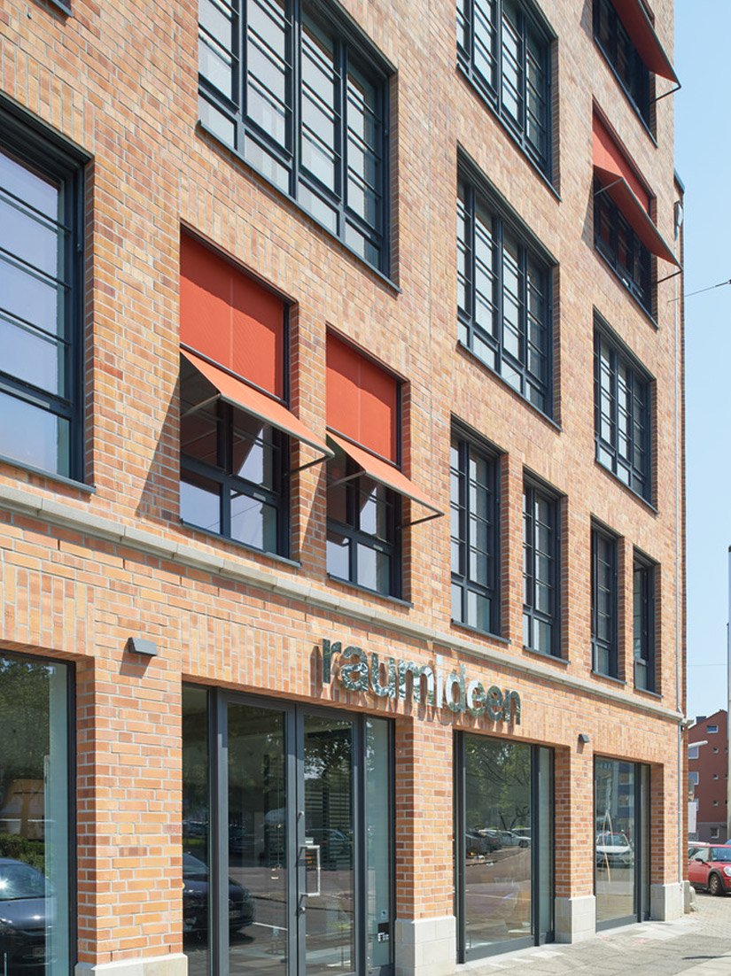 Met veel fantasie, aandacht voor detail en het gebruik van hoogwaardige bouwmaterialen werd het kantorencomplex nieuw leven ingeblazen.